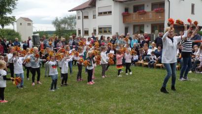 Bild: br
Die Kita-Cheerleader mit ihren „Pompons“ sorgen beim Kindertagesstättenfest für Begeisterung