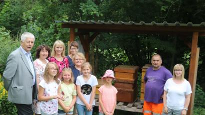 Bild: mfh
Bei der Bienen-Tour  waren unter anderem MdL Reinhold Strobl, MdL Ruth Müller, Bürgermeisterin Brigitte Bachmann mit dabei. Sie führte auch zum Bienenhaus nach.