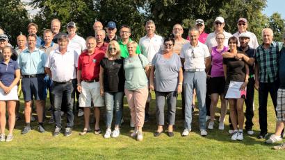 Bild: bö
Sie sind die Sieger des heuer zum 12. Mal ausgespielten AIM-Cups beim Golf- und Landclub in Schmidmühlen. Ihnen gratulierte Präsident Harald Thies (links).
