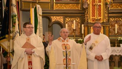 Bild: bey
Pater Reinhold Schmitt (Mitte) feierte gemeinsam mit Stadtpfarrer Pater Hans Ring (links) und Haßfurts Diakon Manfred Griebel sein 50-jähriges Priesterjubiläum.