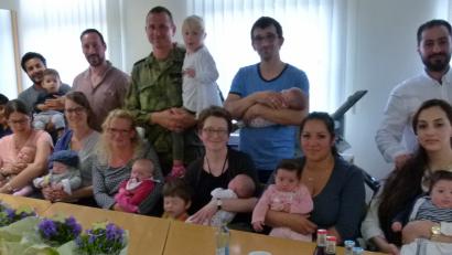 Bild: bgl
Acht Babys und ihre Eltern hatte Bürgermeister Heinz Weigl zu Gast.