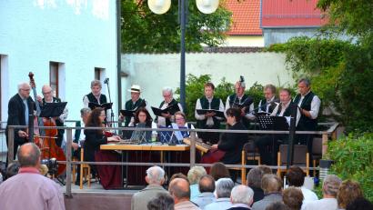 Bild: fjo
Die „Waidhauser Stubenmusik“ wärmt mit wohligen Klängen die Herzen der Zuhörer. Da sind die kühlen Temperaturen schnell vergessen.