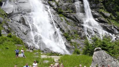 Bild: rgr
Zur Erinnerung an die VdK-Reise nach Südtirol stellen sich die Teilnehmer vor dem Nardiswasserfall im Genova-Tal auf, der aus etwa hundert Meter Höhe insTal stürzt.