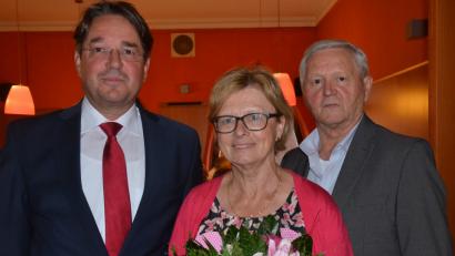 Bild: Kunz
Vorstandsmitglied Norbert Welzl (links) und Aufsichtstratsvorsitzender Helmut Zupfer danken Christine Maier.