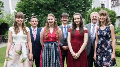 Bild: Peter Ringeisen/exb
Auf dem Bild der Abitur-Besten sind zu sehen, von links (vorn): Anna Höfer, Magdalena Neidl, Celina Mayerhöfer, Julia Prölß; zweite Reihe: Oberstufenkoordinator Dr. Bernhard Oswald, Oberstudiendirektor Günter Jehl, 2. Oberstufenkoordinator Oberstudienrat Robert Seitz.