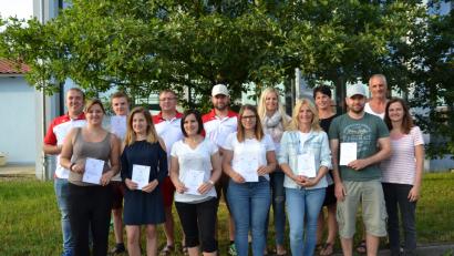 Bild: gi
Das Rettungsschwimm-Abzeichen in Silber legten die Mitglieder der Wasserwacht Moosbach ab. Dazu gratulierten die Ausbilder Schwimmmeister Karl Ulrich (Zweiter von rechts) und Vorsitzende der Wasserwacht Sandra Bodensteiner (rechts).
