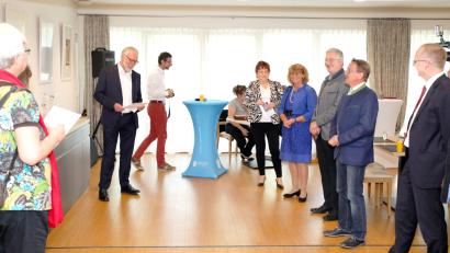 Bild: njn
Die Begrüßung bei der Ausstellungseröffnung übernahm Geschäftsführer Martin Weiß (Zweiter von links). Mit auf dem Bild (von rechts) Johannes Magin von der katholischen Jugendförderung, Bürgermeister Hans Donko, zweiter  Bürgermeister Johannes Reger,  dritte Bürgermeisterin Sonja Heindl und Kreisrätin Brigitte Scharf.