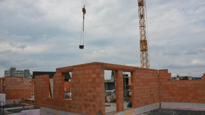 Bild: jr
Fleißig gemauert wird derzeit am Erweiterungsbau der KJF-Werkstätte, wo die Förderstätte mit einem 600 Quadratmeter großen Anbau erweitert wird. Insgesamt investiert die Katholische Jugendfürsorge in den Neubau 2,17 Millionen Euro. (jr)