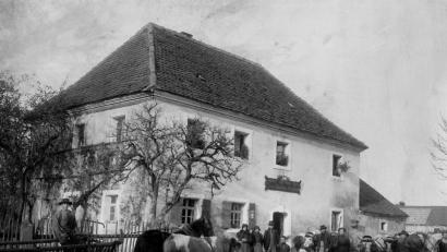 Bild: Museum „Beim Taubnschusster“
Dieses Bild gehört zu der Reihe historischer Gaststätten im Eschenbacher Land: der Wirt in Münchsreuth.
