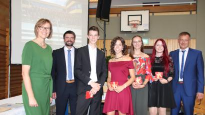 Bild: Thomas Dobler
Schulleiter Christian Schwab (rechts), die Elternbeiratsvorsitzende Johanna Baumann und Oberstufenkoordinator Christian Huber (von links) ehrten die vier Schüler mit einem 1,0-Abitur (von rechts) Ramona Paulus, Anna Bauer, Berit Haas und Lukas Schlosser.
