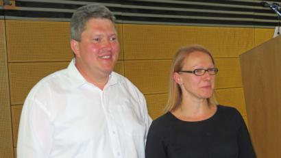 Bild: ow
Der Geschäftsführer der Energiegenossenschaft NEW eG, Bernhard Schmidt, und Mariella Schubert vom Planungsbüro Plan BC aus Bayreuth stellen den geplanten „Windpark Frankenpfalz“ vor und beantworten Fragen der Bürger.