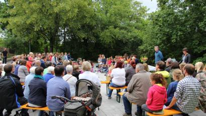 Bild: ds
Pfarrer Markus Vedder freute sich, dass der jahrelange Wunsch nach einem befestigten Parkplatz am Kinderhaus nun erfüllt ist.