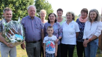 Bild: kro
Engelbert Franz (2. von links) wurde 70. Dazu gratulierten, von links, Robert Zinnecker, Maria Stingl, Enkel Jonas, Ehefrau Aurelia, Margret Dressel, Edith Balk, Renate Goblirsch und Eva Ristl.