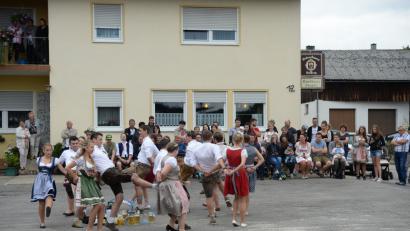 Bild: brü
Bei der Thonhausener Kirwa präsentieren acht Kirwapaare sechs Tänze und acht Gstanzln beim Austanzen am Kirwasonntag.