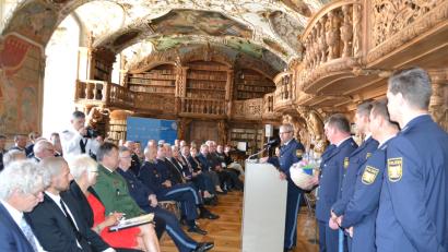 Bild: pz
Hubert Schricker, inzwischen Leiter der Polizeiinspektion Wunsiedel und viele Jahre Vertreter von Reinhold Schreyer, überreichte zusammen mit den leitenden Mitarbeitern der Inspektion Waldsassen ein Geschenk.