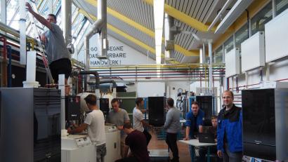 Bild: sbü
Noch wird von den Berufsschülern letzte Hand angelegt in der neuen Werkstatt der Anlagenmechaniker für Sanitär-, Heizungs-, und Klimatechnik in der Europaberufsschule Weiden. Fachbetreuer Ulrich Krapf (Erster von rechts) überwacht alles