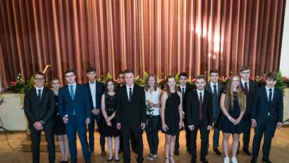 Bild: Meister
15 Schüler des Kepler-Gymnasiums haben ein „Einser“-Abitur. Mit 1,0 schlossen Markus Maier (links, er schrieb zudem das beste Mathe-Abitur in Bayern), Julian Scheipl (Dritter von links) und Felix Kraus (Siebter von links) ab. Frederike Stramm (Siebte von rechts), Felix Dotzler (Fünfter von rechts) und Isabelle Kuchenreuther (Dritte von rechts) haben einen Notendurchschnitt von 1,1.