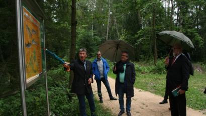 Bild: wro
Forstbetriebsleiter Gerhard Schneider (links) erläutert die Schautafeln, die in knappen Sätzen die heimische Fischwelt beschreiben.