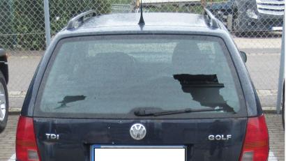 Bild: Polizei
Diesen Golf hat ein Unbekannter auf einem Parkplatz in Ursensollen mit einer Luftpistole beschossen. Zu erkennen sind die Schäden an der Heckscheibe.