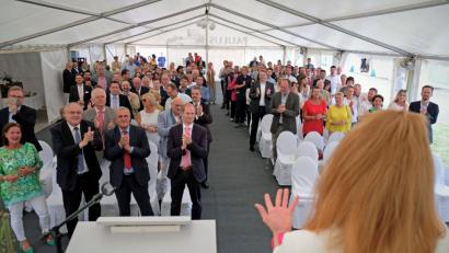 Bild: twi
Standing Ovations von Geschäftsführerin Sandra Loew (links) und den geladenen Gästen gab es für "Kat Wulff und Graf Fidi", die das "Anderssein vereint" in Musik verpackten.