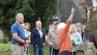 Bild: tu
Das Bild zeigt die Teilnehmer an der OWV-Marterlwanderung mit dem Marterlexperten Konrad Zeitler (rechts).