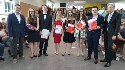 Bild: Dotzler
Oberstudiendirektor Thomas Reck (links) und Schulleiter Johannes Werner (rechts) gratulierten den besten Abiturienten (ab Zweite von links): Mona Weskamp, Alexandru Negoescu, Anja Süß, Alina Biegerl, Sophie-Marie Guhl, und Lukas Koller