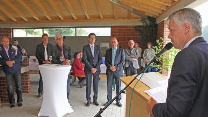 Bild: nm
In dem neuen Gebäude kann der Grill angeschürt werden. Gleichzeitig dient es als Veranstaltungs- und Aufenthaltsraum. Bürgermeister Thomas Meiler (vorne) übergab Haus, Jugendzeltplatz und Badelandschaft seiner Bestimmung. Bild: nm