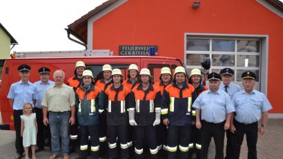 Bild: gi
Die neue Löschgruppe der Feuerwehr Heumaden nach bestandener Prüfung der Leistungsstufen 2, 3, 4 und 6. Kreisbrandinspektor Martin Weig, Vorsitzender Michael Bauer und zweiter Kommandant Hans-Peter Müller (von rechts) sowie Kommandant Johannes Hoch, Kreisbrandmeister Thomas Kleber und zweiter Bürgermeister Fritz Steinhilber (von links) gratulierten.