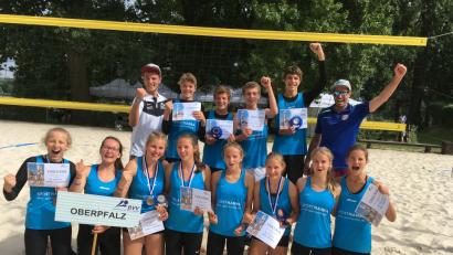 Bild: exb
Die Oberpfälzer freuen sich über den Erfolg beim Bayernpokal Beach in Ingolstadt: Hinten von links: Paul Seidel  (Auswahltrainer Mädels), Jonathan Helm (Amberg), Fabian Schwab, Lorenz Ponnath (beide Regenstauf), Simon Breinbauer (Weiden), Michi Brunner (Auswahltrainer Jungs). Vorne von links: Lisa Großmann (Amberg), Nicole Wagner (Schwandorf),Julia Polito (Hahnbach), Lotta Weiß (Weiden), Helena Drechsel  (Weiden), Samira Winkler (Regenstauf), Jasmin Ziereis (Neutraubling) und Lucy Riß (Amberg).