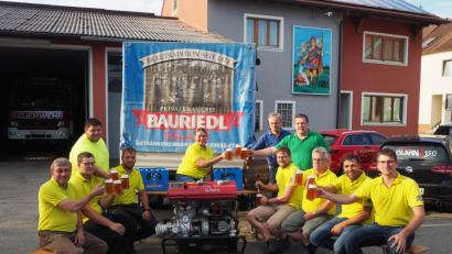 Bild: gz
Die Jury der Feuerwehr bescheinigt dem Festbier besten und bekömmlichen Geschmack.