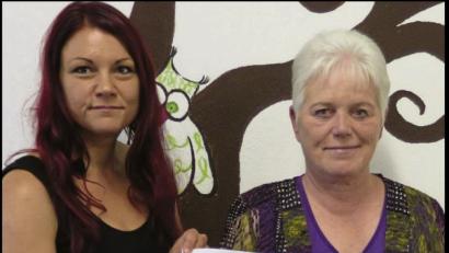 Bild: jzk
Angelika Steuer (rechts) lässt die Brautkleider in Kenia umnähen, die Jessika Wöhrl-Neuber im Familienzentrum sammelt.