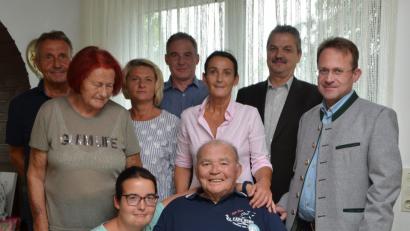 Bild: dob
Ursula (Zweite von links) und Ludwig Treitz (vorne) freuen sich über die vielen Glückwünsche zur diamantenen Hochzeit.