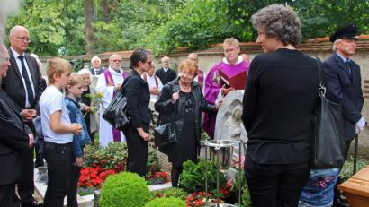 Bild: Herda
Gelassene Trauer: Die lächelnde Bärbel Panzer (Mitte) macht am Grab ihres Mannes Kindern und Enkeln Mut.