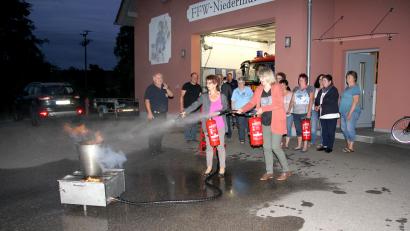 Bild: boj
Unter der Anleitung von KBI Richard Fleck (links) hatten die Damen den simulierten Brand rasch unter Kontrolle. Die Übung (hier ein Teil der Anwesenden) hatte das Ziel, Funktion und Bedienung eines Feuerlöschers kennenzulernen und diesen im Brandfall richtig einzusetzen.
