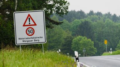 Bild: Nicolas Armer/dpa
Um Unfälle zu verhindern, hat die Polizei den Würgauer Berg für Motorräder gesperrt.