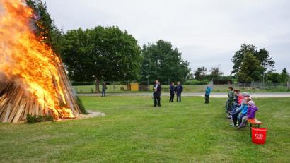 Bild: Niebauer (NIB), Heinrich [NIB] (zeitungsbericht@nie-bauer.de)
In Wolfring brannte das Johannisfeuer am Samstag. Den kirchlichen Segen erhietl das Feuer von Pfarrer Michael Hoch