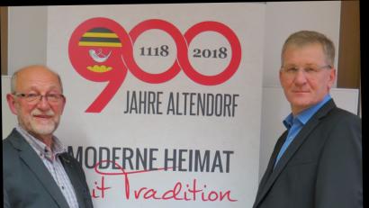 Bild: kö
Hans Baumer (rechts) übergibt das erste druckfrische Exemplar seines Fotobuches an Bürgermeister Georg Köppl.