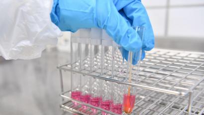 Bild: dpa
Es geht um die Produktion von hochwertigem Rohrglas, das Schott unter anderem für die Pharmaindustrie produziert. Die chinesische Konkurrenz ist höchst interessiert am Knowhow aus der Oberpfalz.