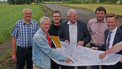 Bild: tr
Wilfried Neumann und Gerhard Kederer vom Straßenbauamt, Stadtrat Stefan Schmidkonz, Baudirektor Henner Wasmuth, Bauleiter Silvio Sonnefeld von der Baufirma Rädlinger, Landtagsabgeordneter Tobias Reiß, Christian Gleißner vom Bauamt Bärnau, Bürgermeister Alfred Stier und Geschäftsstellenleiter Wolfgang Kaiser (von links) freuen sich, dass alle Vorarbeiten reibungslos über die Bühne gegangen sind.