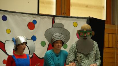 Bild: psba
Superheldin Silver Jane möchte ihren Zieheltern Rupert, ihre große Liebe, vorstellen. Das sorgt für Aufregung auf und vor der Bühne. Das Englische White Horse Theater begeistert die Schüler des HCA-Gymnasiums mit zwei Vorstellungen.