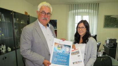Bild: adj
Bürgermeister Rupert Troppmann und Marina Kutzer von der Verwaltung stellen die Aktion vor.