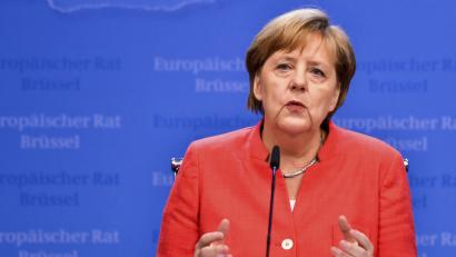 Bild: Geert Vanden Wijngaert/AP/dpa
Angela Merkel verteidigt  eine Asylpolitik, die längst andere bestimmen.