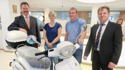 Bild: ohr
Bei der Sonderverlosung des VR-Gewinnsparvereins entfiel auf den Kunden Johann Bauer (Mitte mit Gattin Doris) der Raiffeisenbank im Naabtal als Hauptpreis ein Elektroroller. Vorstands Bernhard Werner (links) und Kundenberater Hans Braun (rechts) übergaben Schlüssel und Papiere.