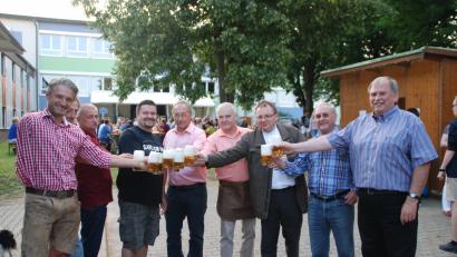 Bild: ak
Mit den Kulmainern wollen unter anderem Gerd Schönfelder (links) die Bürgermeister Günter Kopp (Fünfter von links) und Albert Sollfrank (rechts) und Pfarrer Markus Bruckner (Dritter von rechts) beim Bürgerfest anstoßen.