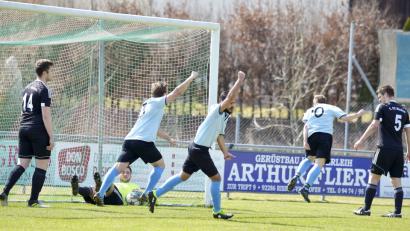 Bild: Ziegler
Die Spieler des ASV Haselmühl II jubeln im A-Klassen-Spiel gegen die SG Rieden II/SV Vilshofen über einen Torerfolg – und nun auch über den Gewinn des Fairnesspokals. Keine andere Mannschaft im Fußballkreis Amberg/Weiden war in der abgelaufenen Spielzeit so fair wie die ASV-Reserve.
