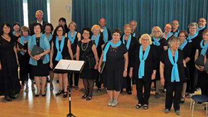 Bild: rdo
Unter der Leitung von Larissa Burgardt (Zweite von links) spannt „CHORisma“ einen musikalisch eindrucksvollen Bogen von „Melodien zwischen Himmel und Erde“.