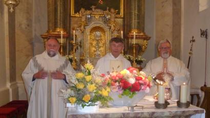 Bild: Gleißner
Jubilar Ambros Trummer (Mitte) mit BGR Arnold Pirner (rechts) und BGR Alfons Forster (links) am Altar von St. Barbara Neudorf