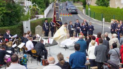 Bild: dre
Pfarrer Dominik Mitterer zelebriert den Gottesdienst vor dem Dorfbrunnen und erteilt dem neu gestalteten Platz seinen Segen.
