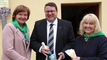 Bild: kro
Von  links Maria Meyer, Diözesan-Landvolkpfarrer Udo Klösel und Vorsitzende Brigitte Meyer bei der Übergabe der 300 Euro für die Senegal-Aktion.