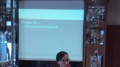 Bild: exb
Notarin Sonja Pelikan bei ihrem Vortrag im Gasthof „Bayerischer Hof“.